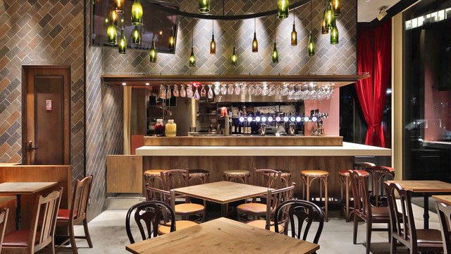 プティデリリウム タップ カフェ 新宿サザンテラス店の内観