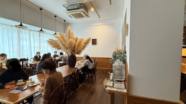 喫茶 半月の内観