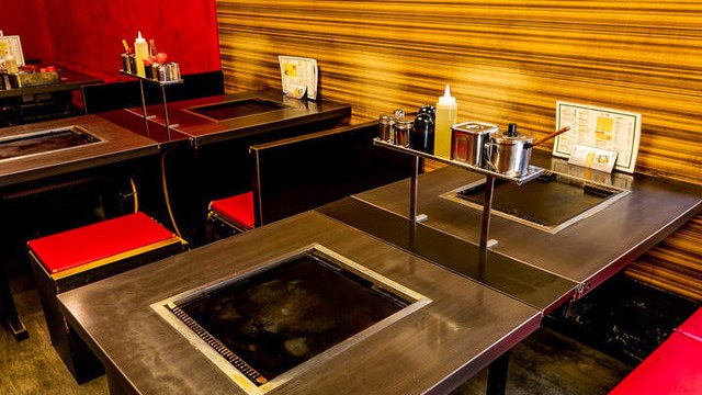 月島もんじゃ まぐろ家 西仲店の内観