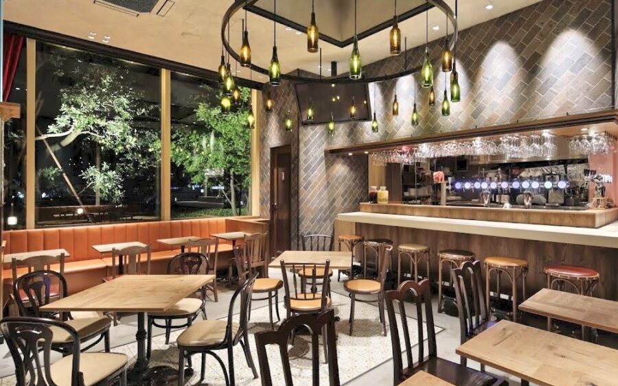 プティデリリウム タップ カフェ 新宿サザンテラス店の内観