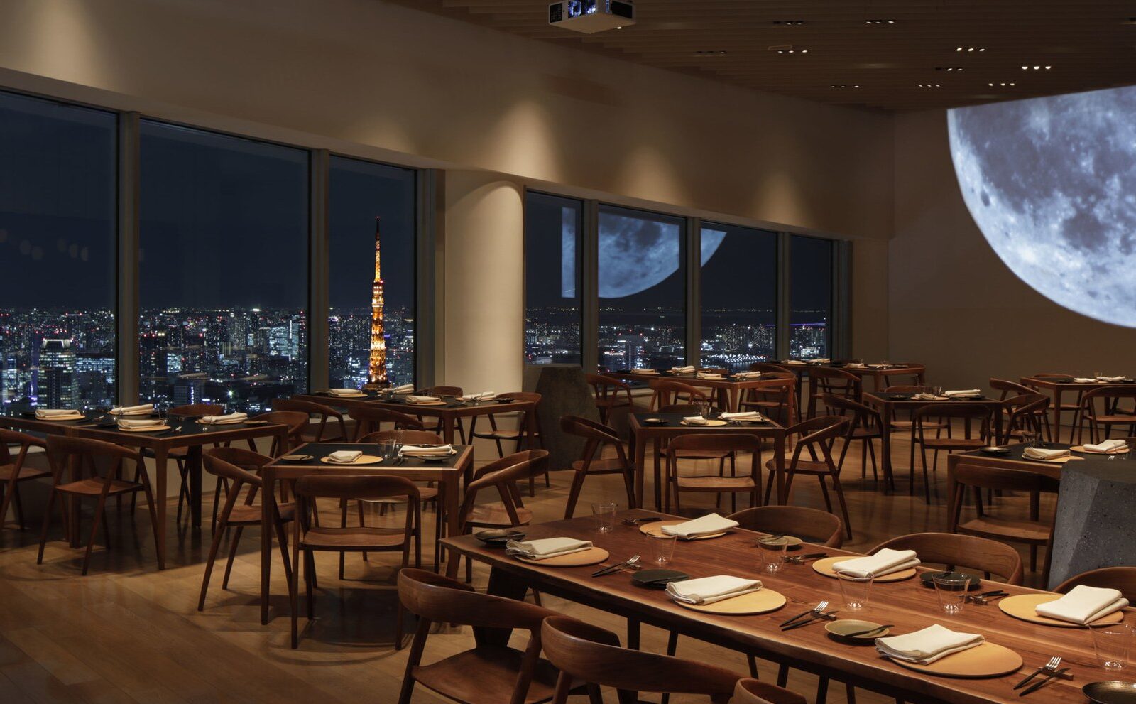 Restaurant THE MOONの内観