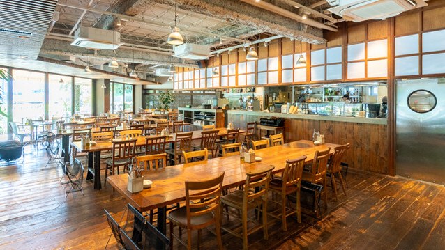 Royal Garden Cafe 青山の内観