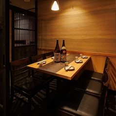 47都道府県の日本酒と炉端とつまみ寿司 居酒屋 はなこま 新宿三丁目店の写真