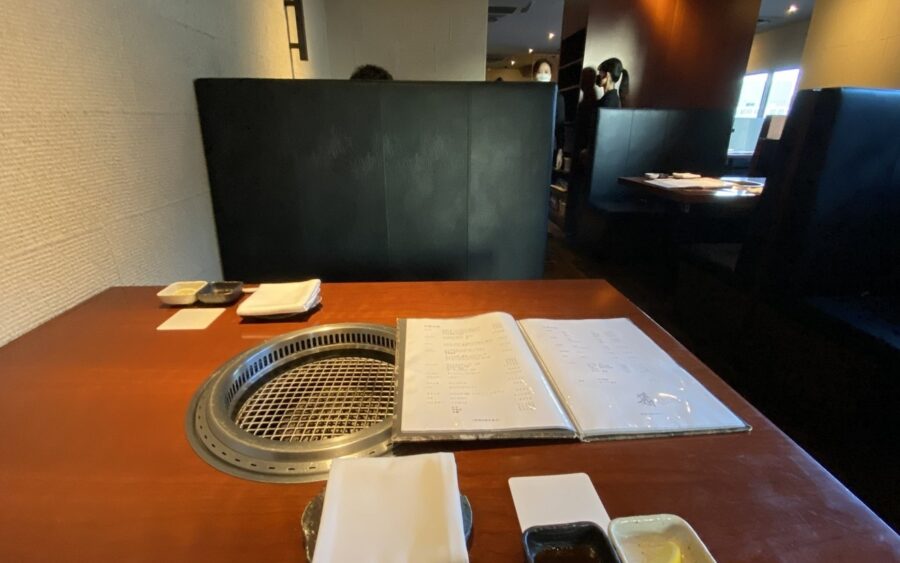 蕃 YORONIKU（えびす よろにく）の内観
