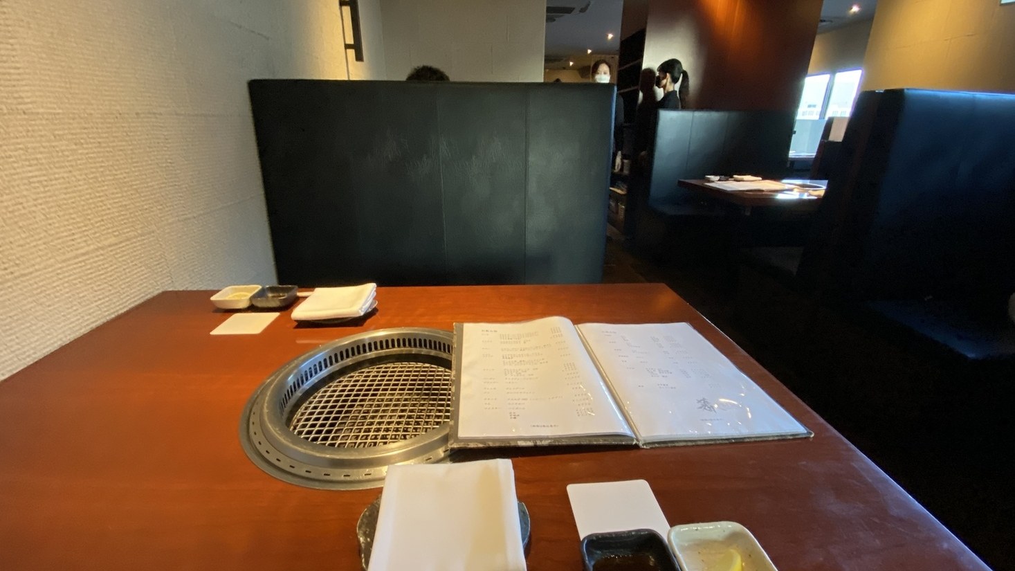 蕃 YORONIKU（えびす よろにく）の内観